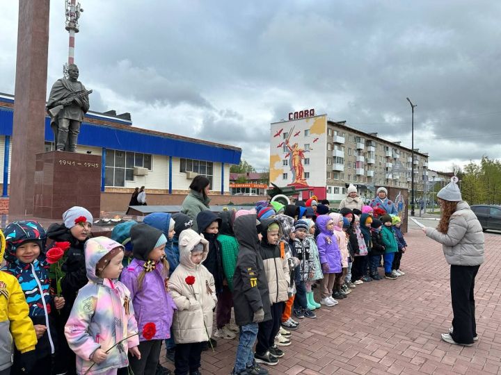 Менделеевские дошколята возложили цветы у памятника «Неизвестному солдату»