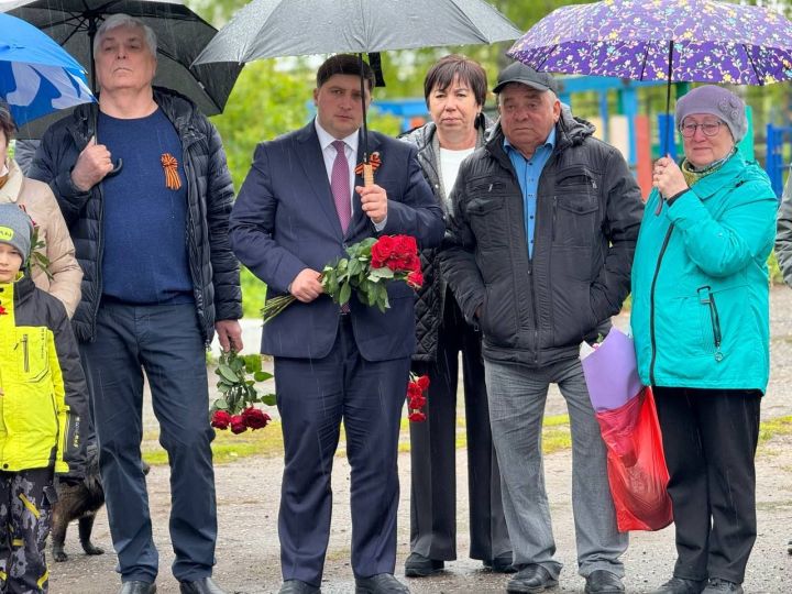 В Менделеевском районе состоялось открытие мемориальной доски выпускнику Тат.Челнинской школы Максиму Малкову, погибшему в ходе СВО