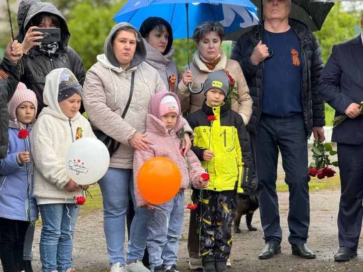 В Менделеевском районе состоялось открытие мемориальной доски выпускнику Тат.Челнинской школы Максиму Малкову, погибшему в ходе СВО