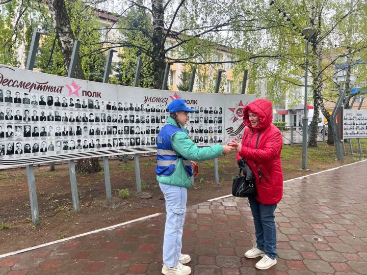 Юные инспекторы дорожного движения раздали в Менделеевске георгиевские ленточки