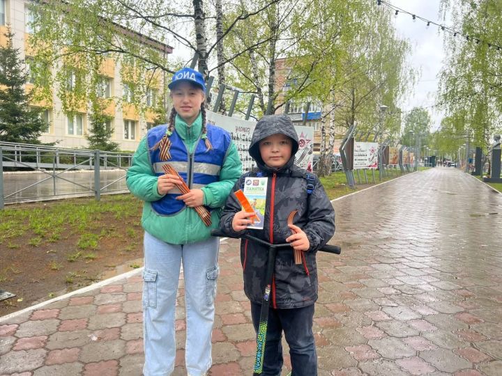 Юные инспекторы дорожного движения раздали в Менделеевске георгиевские ленточки