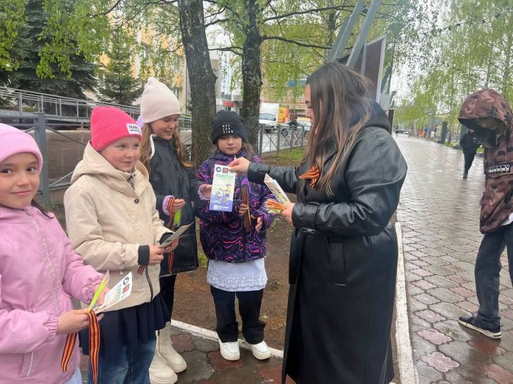 Юные инспекторы дорожного движения раздали в Менделеевске георгиевские ленточки