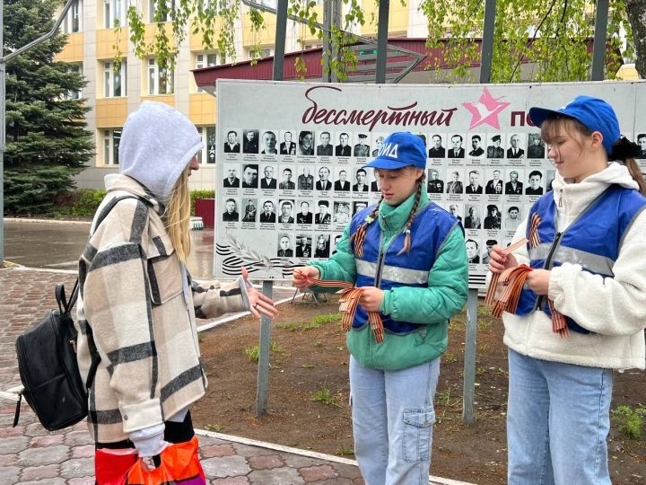 Юные инспекторы дорожного движения раздали в Менделеевске георгиевские ленточки