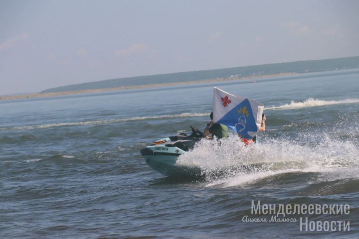 Флайборды, мороженое, аниматоры, яркий концерт – в первый день лета в Менделеевске открыли благоустроенный пляж