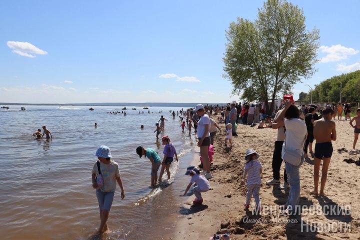 Флайборды, мороженое, аниматоры, яркий концерт – в первый день лета в Менделеевске открыли благоустроенный пляж