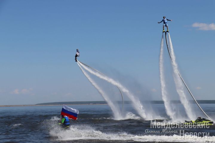 Флайборды, мороженое, аниматоры, яркий концерт – в первый день лета в Менделеевске открыли благоустроенный пляж