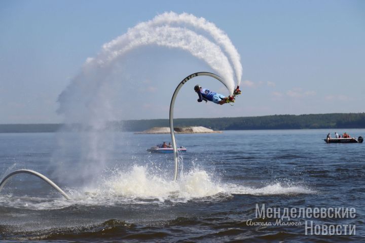 Флайборды, мороженое, аниматоры, яркий концерт – в первый день лета в Менделеевске открыли благоустроенный пляж