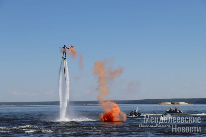 Флайборды, мороженое, аниматоры, яркий концерт – в первый день лета в Менделеевске открыли благоустроенный пляж