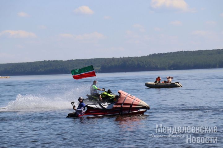 Флайборды, мороженое, аниматоры, яркий концерт – в первый день лета в Менделеевске открыли благоустроенный пляж