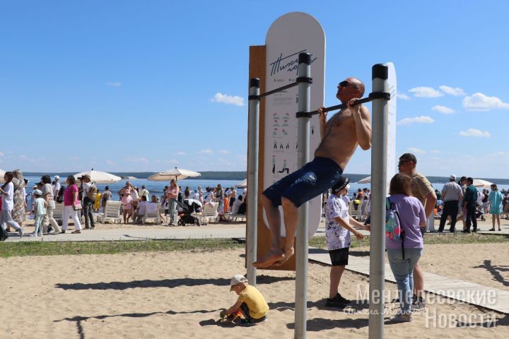 Флайборды, мороженое, аниматоры, яркий концерт – в первый день лета в Менделеевске открыли благоустроенный пляж