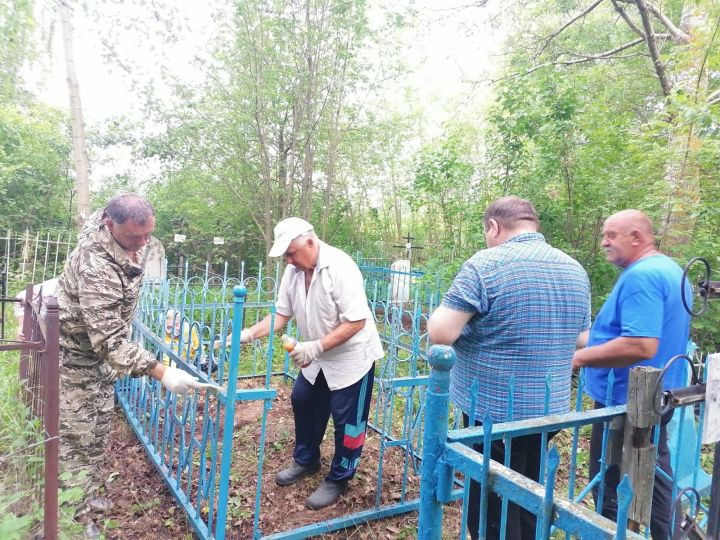 В Менделеевске привели в порядок могилу матери Героя Советского Союза