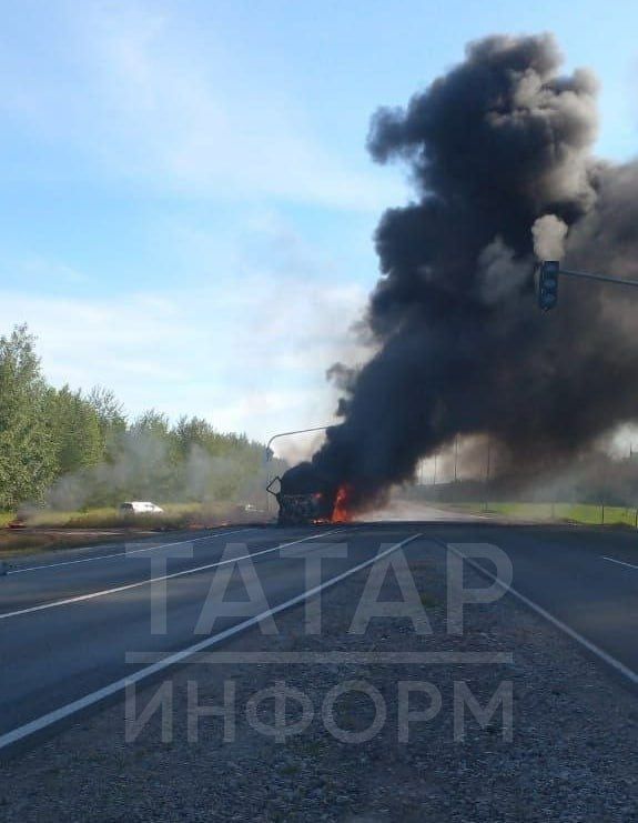 В Татарстане после ДТП загорелся бензовоз