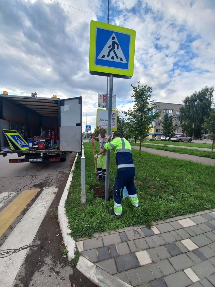 В Менделееске продолжаются комплексные работы по замене и ремонту дорожных знаков