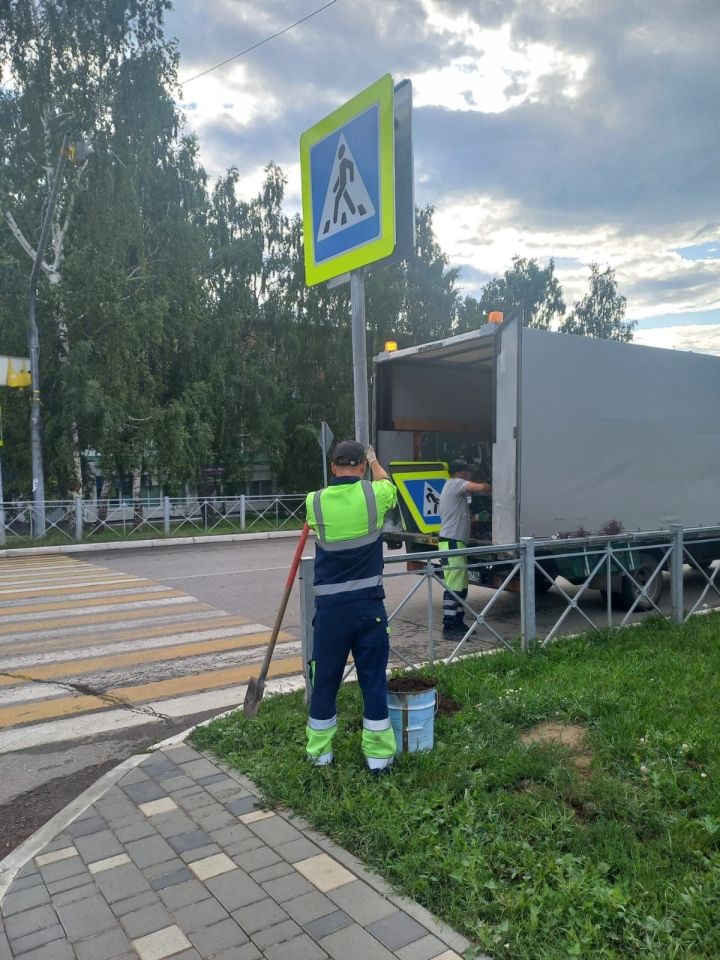 В Менделееске продолжаются комплексные работы по замене и ремонту дорожных знаков