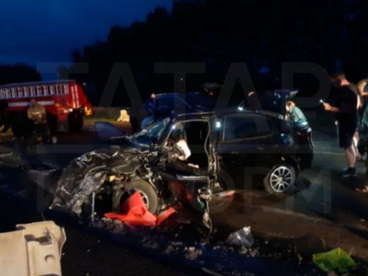 В Татарстане в ночной аварии с фурой и легковушкой погибла 8-летняя девочка