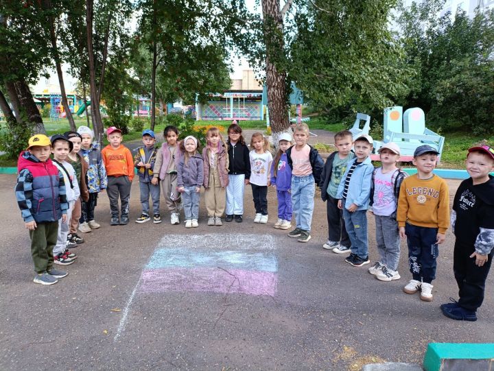 Юные менделеевцы сделали аппликацию «Флаг страны моей родной»