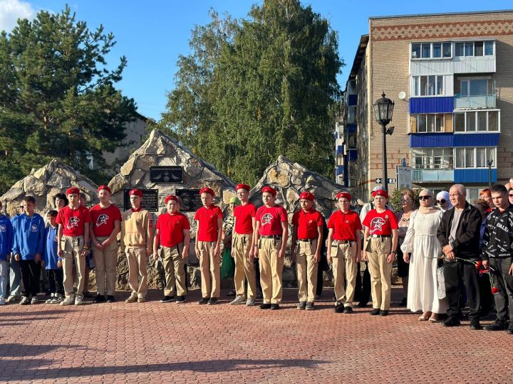 В Менделеевске на мемориальном комплексе открыли доски в память о погибших на СВО