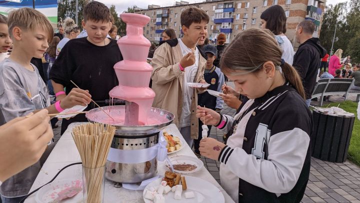 Школьников Менделеевска зарядили позитивом перед новым учебным годом