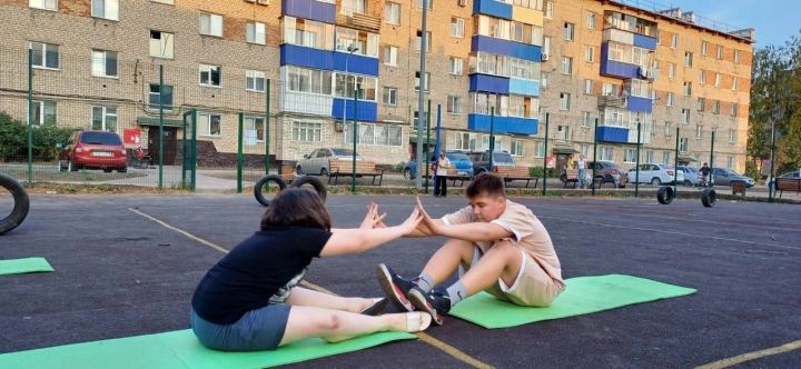 На открытом воздухе в Менделееске прошла зарядка в стиле детского кроссфита