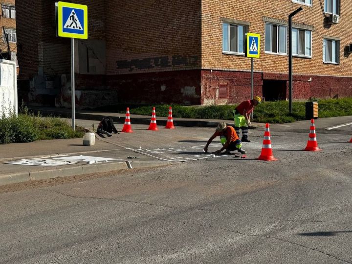 В Менделеевске ведутся работы по нанесению вело-пешеходной разметки