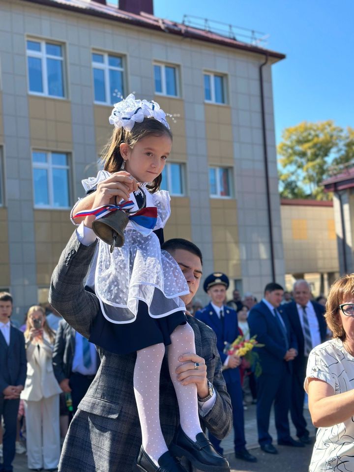 В первой школе первый школьный звонок прозвенел для 94 первоклассников