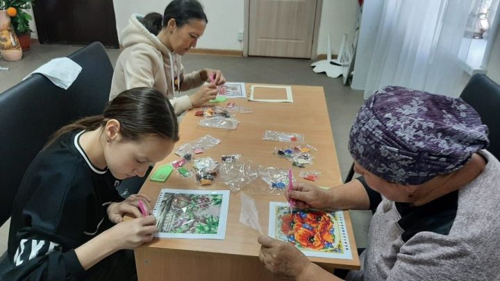 В Тураевском СДК организовали мастер-класс по алмазной вышивке