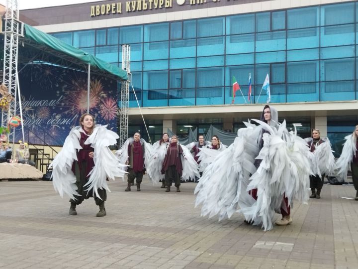 В Менделеевске состоялась премьера уличного спектакля «Про крылья»