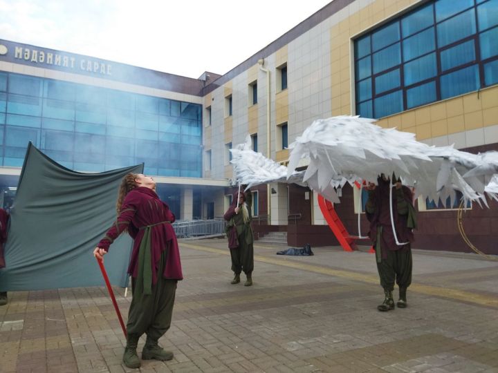 В Менделеевске состоялась премьера уличного спектакля «Про крылья»