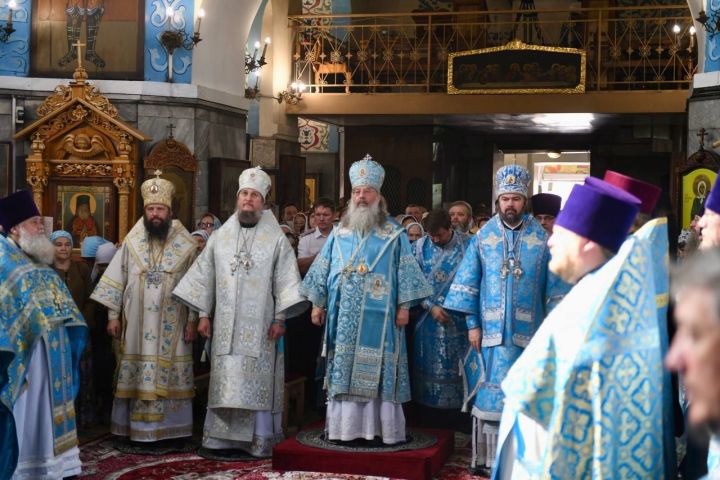 Глава Менделеевска посетил архиерейское богослужение в Вознесенском соборе в Набережных Челнах