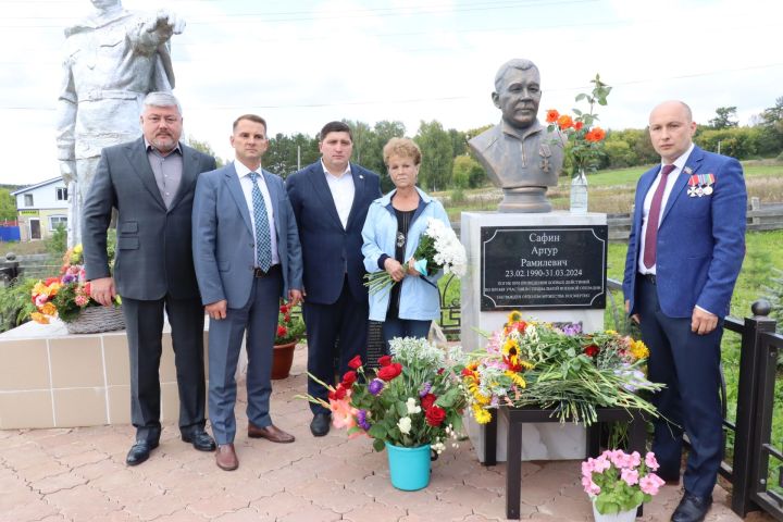 В селе Новый Кокшан открыли бюст герою СВО