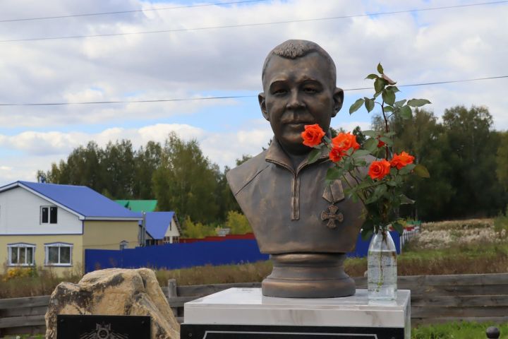 В селе Новый Кокшан открыли бюст герою СВО